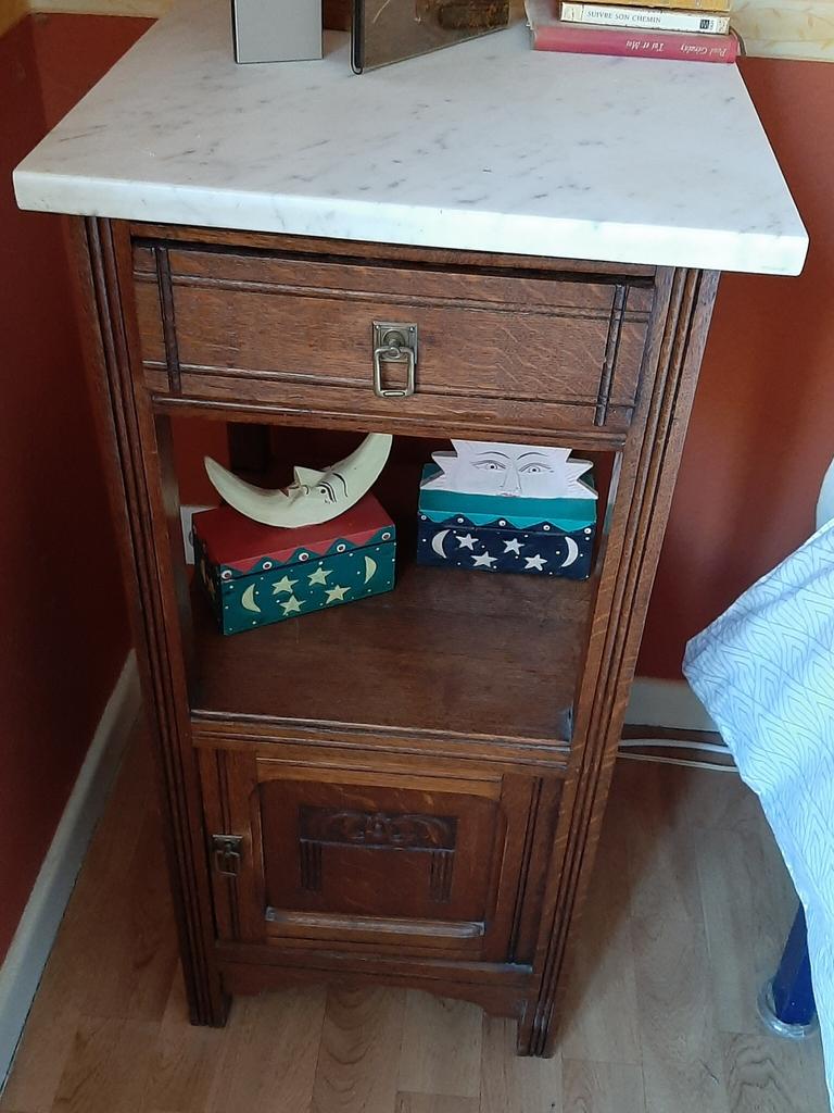 Table de chevet, Maison & Meubles, Armoires | Commodes, Comme neuf