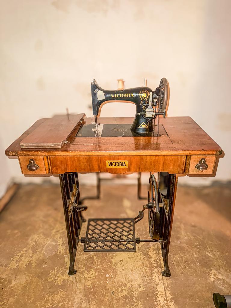 Vintage Victoria naaimachine met originele tafel, Enlèvement