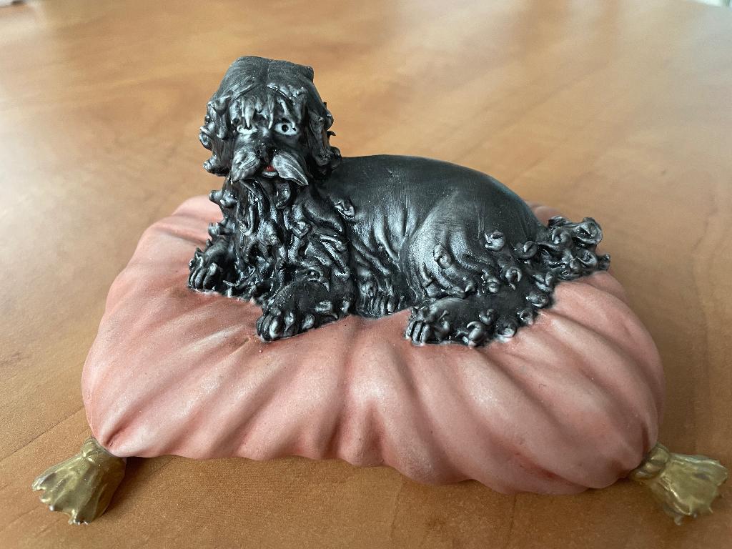 Capodimonte beeldje - poedel op kussen, Verzamelen, Beelden en Beeldjes, Ophalen of Verzenden, Zo goed als nieuw