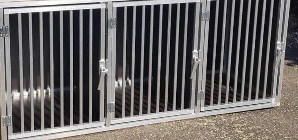 Hondenbenchen voor in camionette.Nieuw., Dieren en Toebehoren, Hondenhokken, Ophalen, Nieuw, Hondenkennel