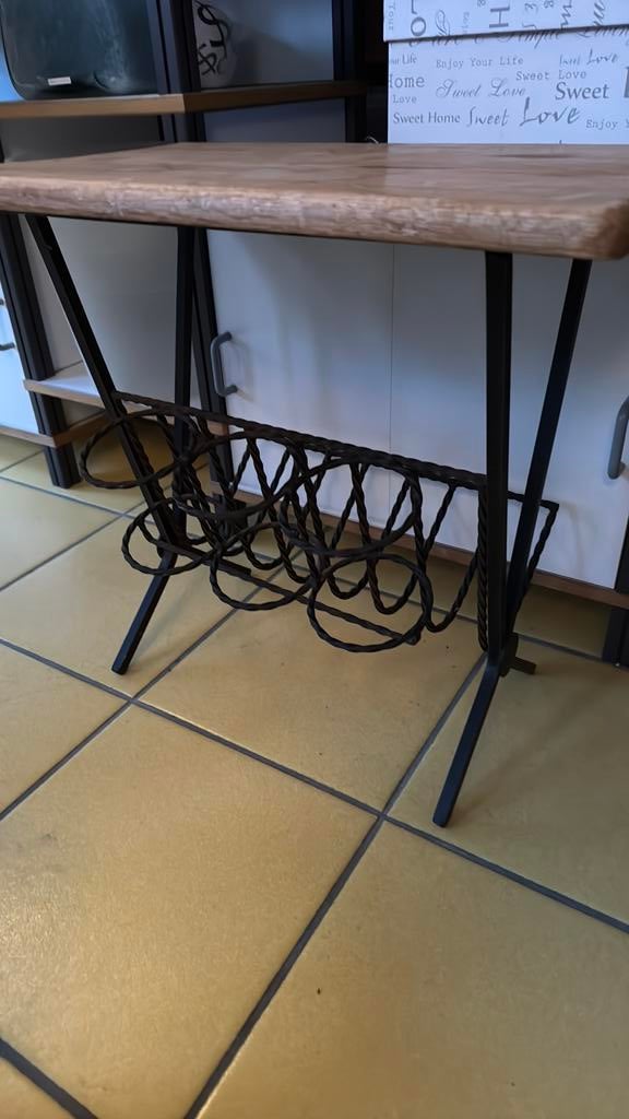 Table  en bois et fer pour déposer journeaux et bouteille, Maison & Meubles, Enlèvement, Comme neuf