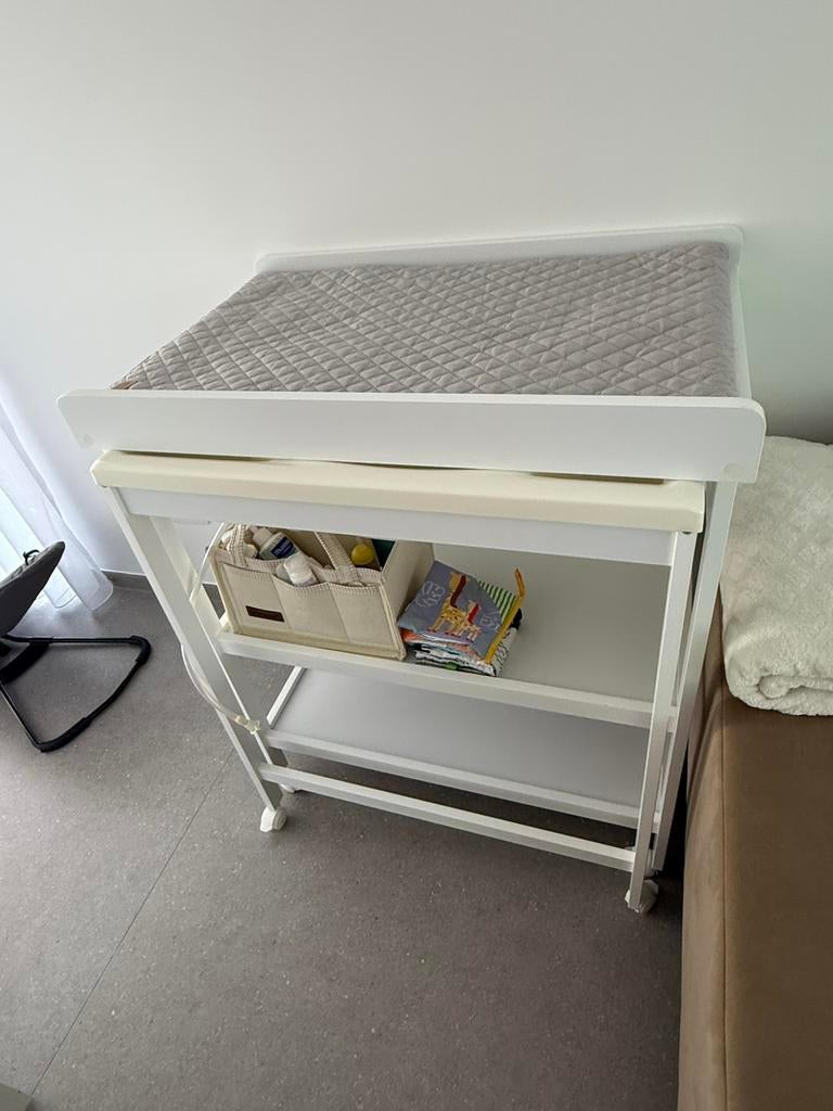 Verzorgingstafel met ingebouwd bad – zo goed als nieuw!, Kinderen en Baby's, Badjes en Verzorging, Ophalen of Verzenden, Zo goed als nieuw