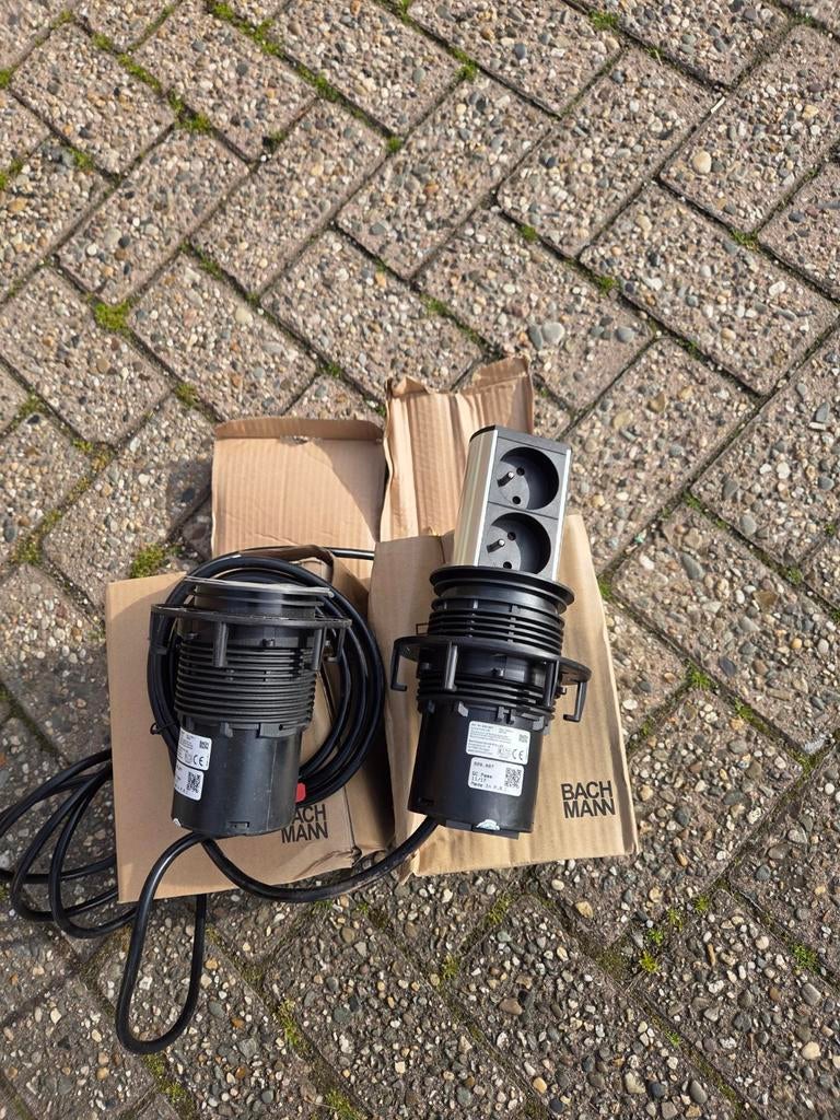 Inbouw stopcontact, Ophalen