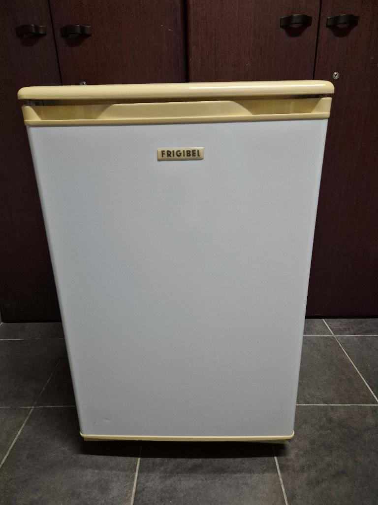 Koelkast/koelkast met vriesvak, Elektronische apparatuur, Vriezers en Diepvrieskisten, Ophalen, Vrieskist, Minder dan 85 cm, Zo goed als nieuw