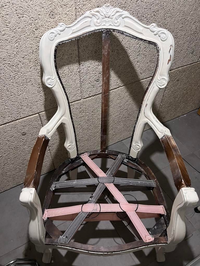 Chaise style Louis XVI, Enlèvement