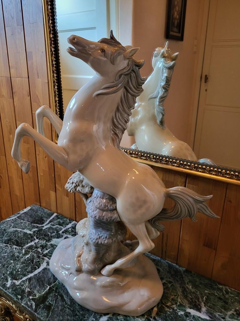 Porselein paard, Ophalen