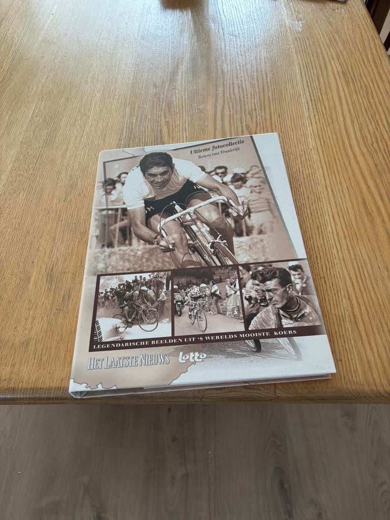 Foto’s met kaft van oude wielrenners, Ophalen