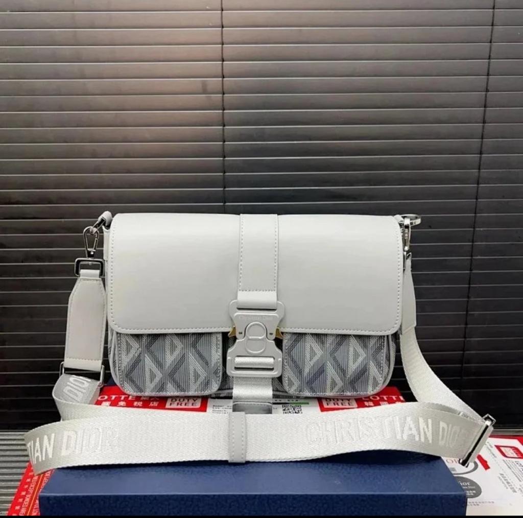 Saccoche christian dior, Bijoux, Sacs & Beauté, Neuf, Autres marques, Cuir, Enlèvement