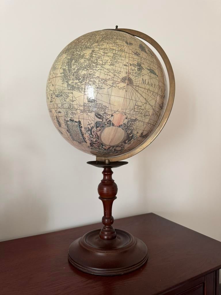 Vintage decoratieve wereldbol/globe beige op houten voet, Enlèvement ou Envoi, Utilisé