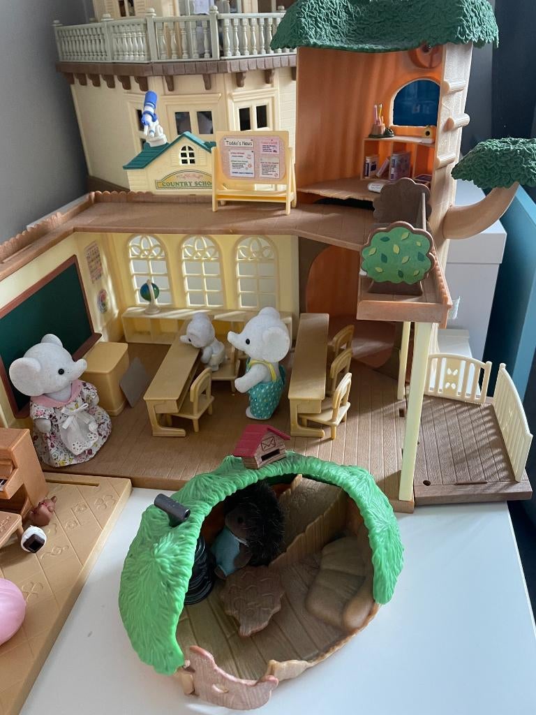 Sylvanian Families schooltje + baby schuilplaats, Ophalen of Verzenden, Zo goed als nieuw, Poppenhuis