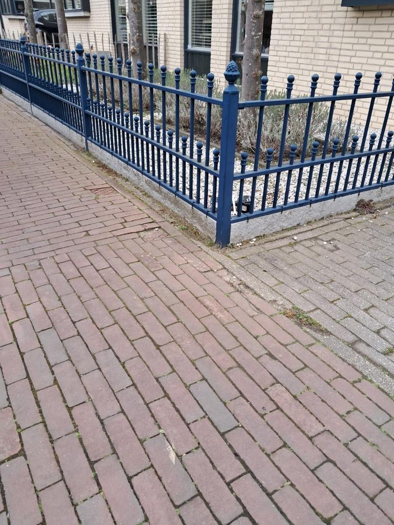 Blauw hekwerk met poortje, circa 10 meter, inclusief palen., Tuin en Terras, Tuinhekken en Hekwerk, Gebruikt, Sierhekwerk, IJzer