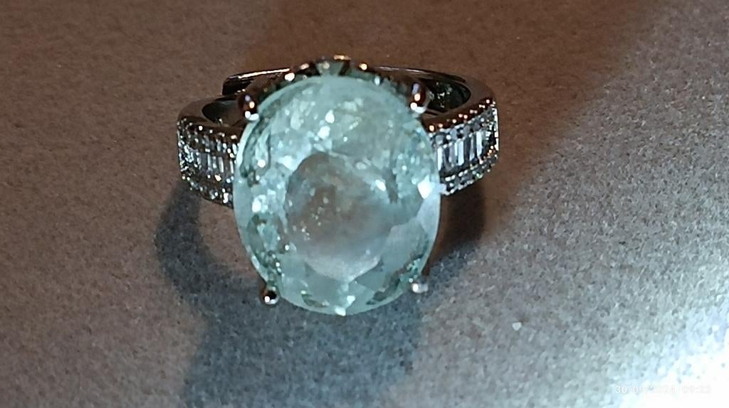 Très belle bague en argent massif avec grande topaze bleue, Neuf, Enlèvement ou Envoi, 17 à 18, Bleu