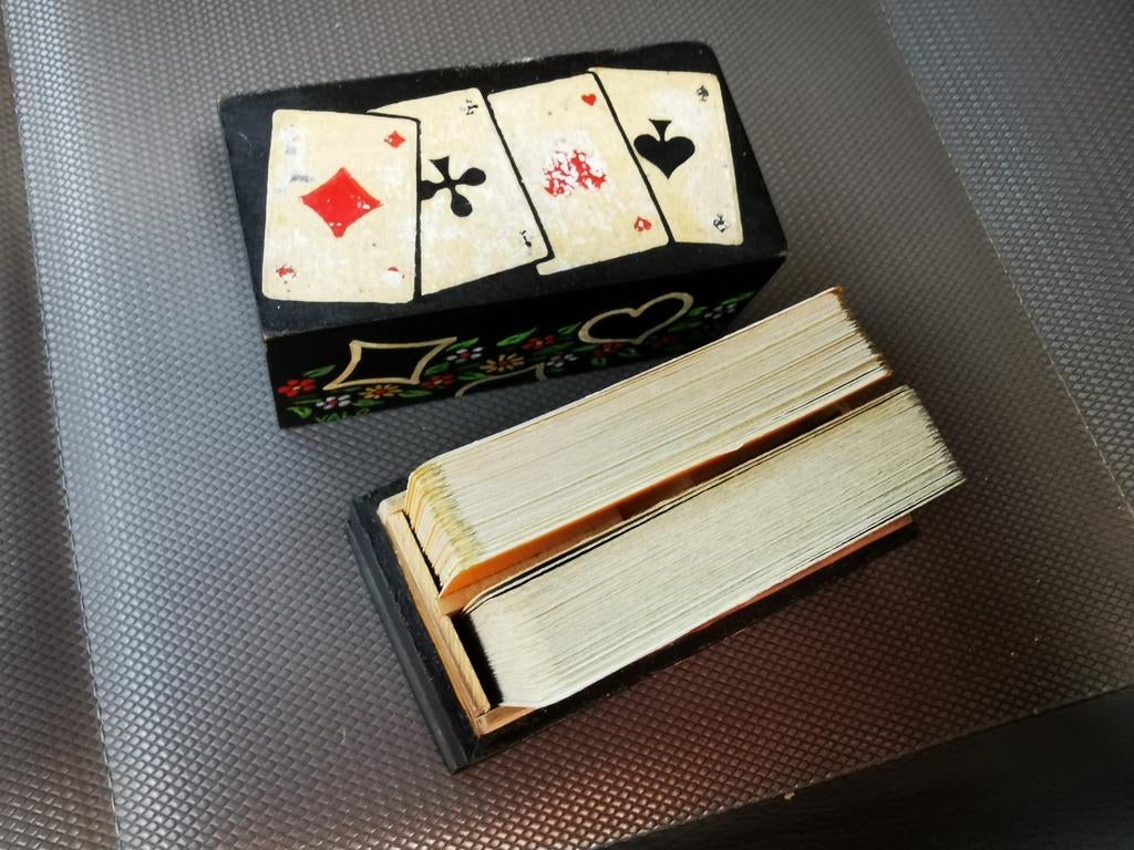 Super leuk opbergdoosje voor 2 sets speelkaarten, Verzamelen, Ophalen of Verzenden, Zo goed als nieuw, Speelkaart(en)