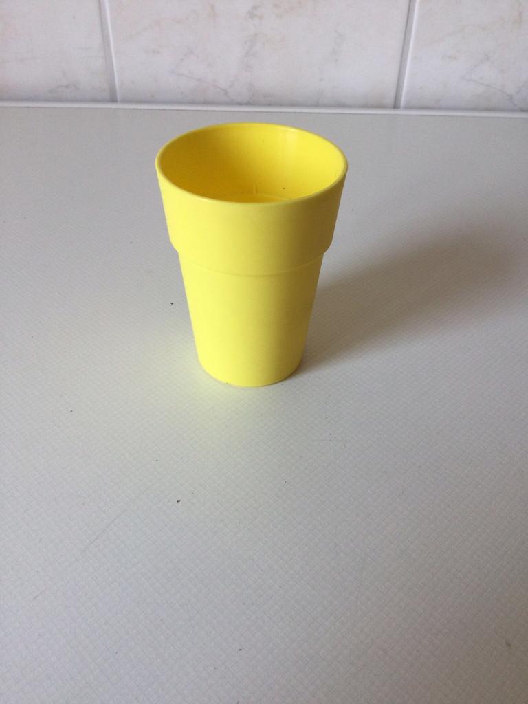 Geel plastieken bloempot - cachepot, Tuin en Terras, Ophalen of Verzenden, Zo goed als nieuw
