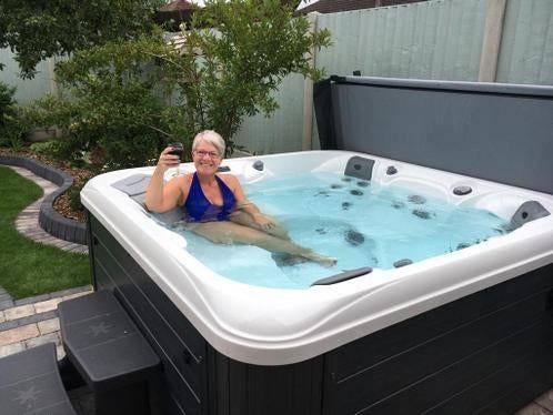 Actie 40%/nieuwe jacuzzi voor 5 personen 220V 2 ligplaatsen, Ophalen of Verzenden, Nieuw