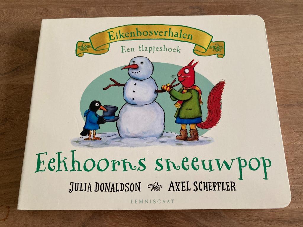 Kartonnen flapjesboek 'Eekhoorns sneeuwpop' - Lemniscaat, Boeken, Julia Donaldson, 3 tot 4 jaar, Ophalen of Verzenden, Zo goed als nieuw