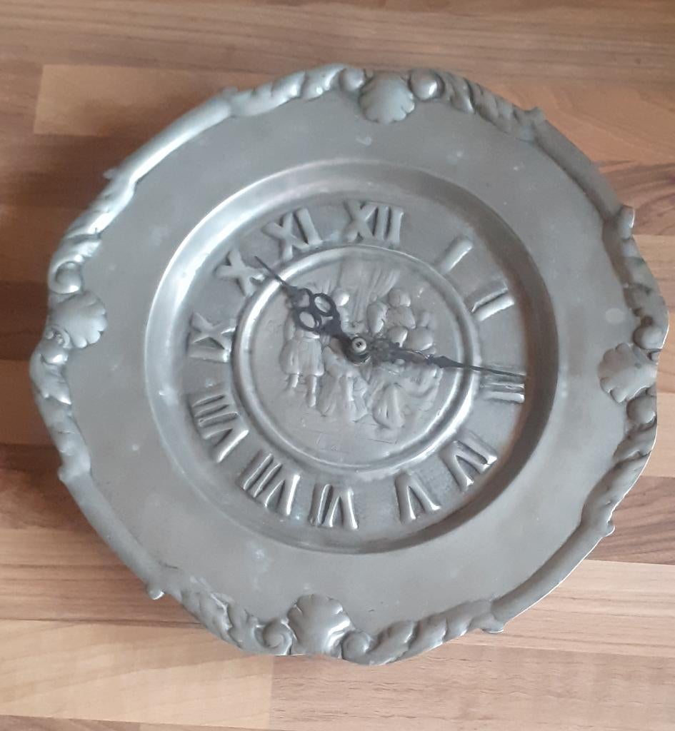 Tinnen klok en borden, Ophalen