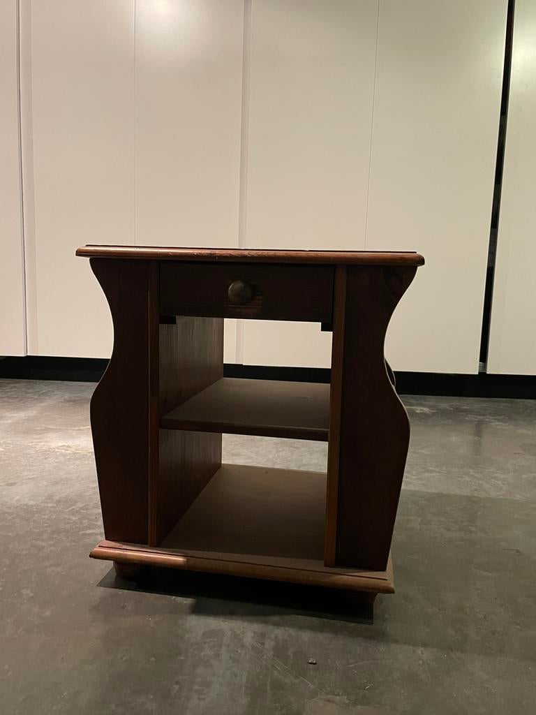 Table en bois robuste avec porte-journaux, Enlèvement, Utilisé