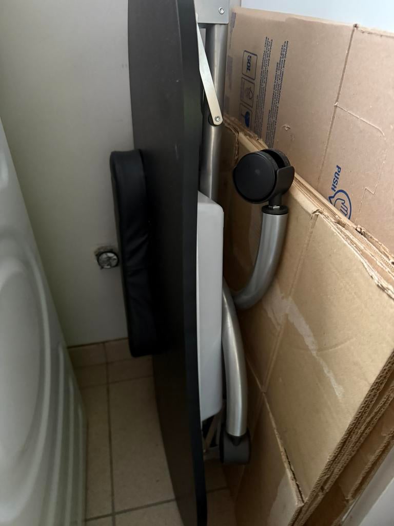 Opplooibare manicure tafel, Ophalen, Zo goed als nieuw