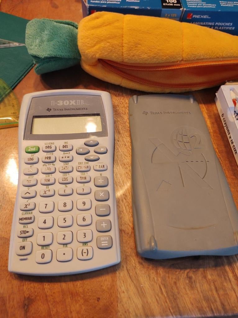 Ensemble de fournitures scolaires comprenant une calculatric, Enlèvement ou Envoi, Comme neuf