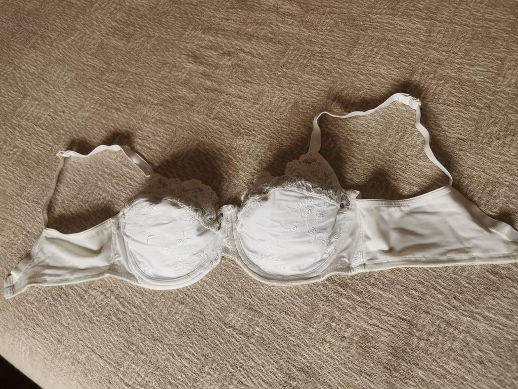 Mooie witte BH van Hunkemöller, Kleding | Dames, Ondergoed en Lingerie, Ophalen of Verzenden, BH