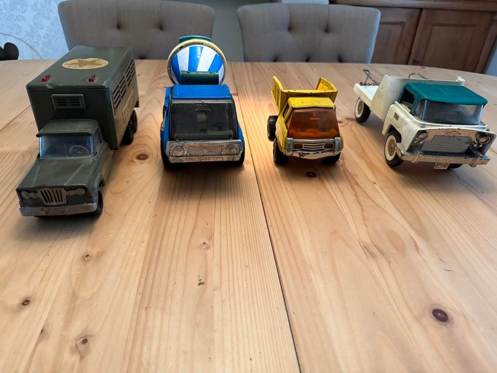 4 anciens camion des annees 1980 - prix pour les 4 pieces, Enlèvement, Utilisé