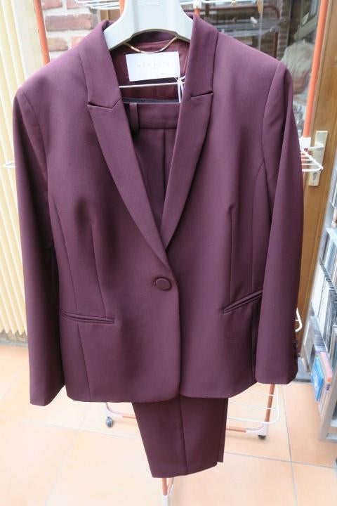 Broekpak nieuw mokka (Bordeaux) Nenette mt 44 (48it), Kleding | Dames, Jasjes, Kostuums en Pakken, Nieuw, Kostuum of Pak, Maat 42/44 (L)