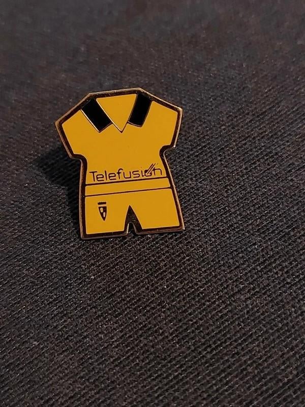 Pin/Speldje : Voetbalshirt SK Lierse, Ophalen of Verzenden, Zo goed als nieuw, Sport, Speldje of Pin