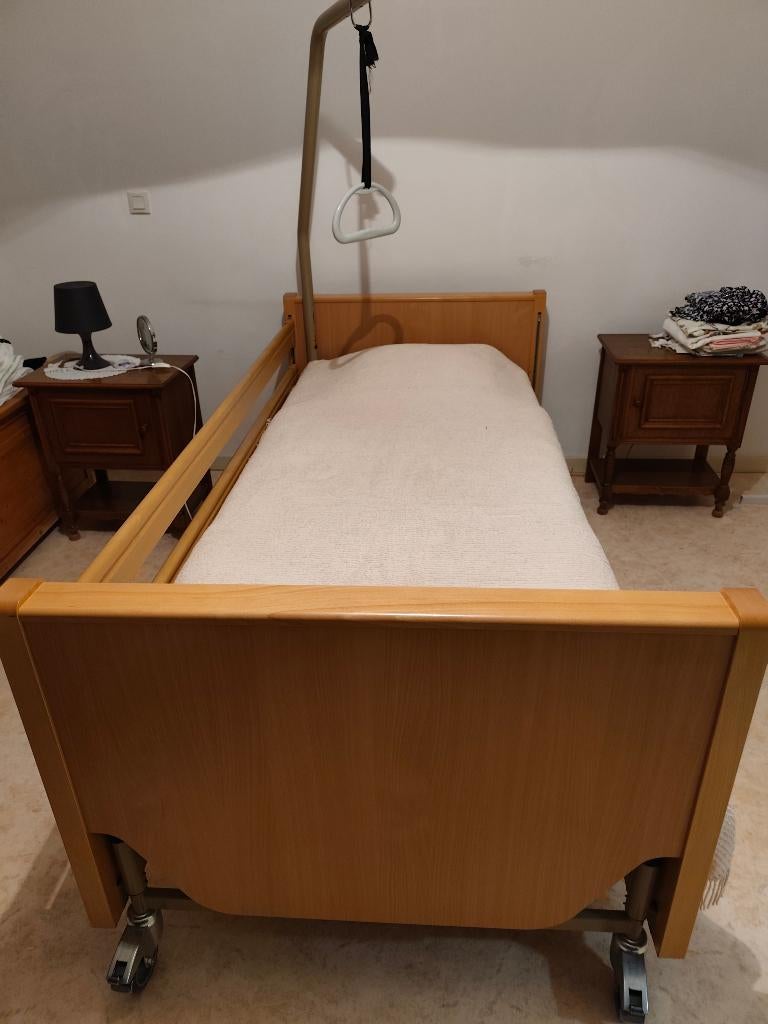 Un lit médical électrique, excellent état, Enlèvement, Comme neuf