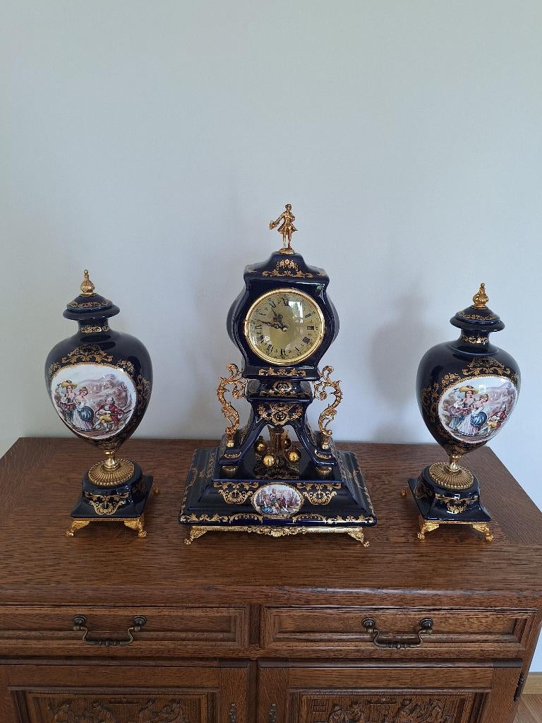 Antieke klok en 2 dekselvazen, Ophalen