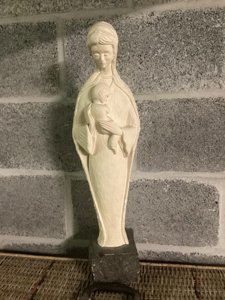 Vierge en platre sur socle en pierre signée Bernardinis, Enlèvement