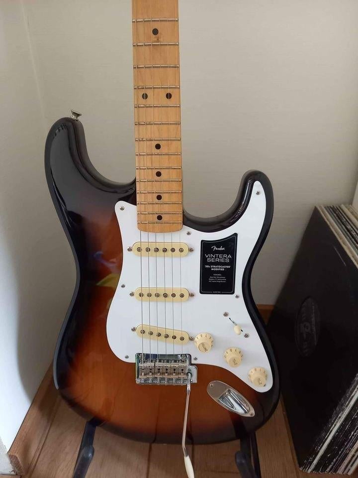 Fender Vintera 50s Stratocaster Mod 2-Tone Sunburst MN, Musique & Instruments, Instruments à corde | Guitares | Électriques, Enlèvement