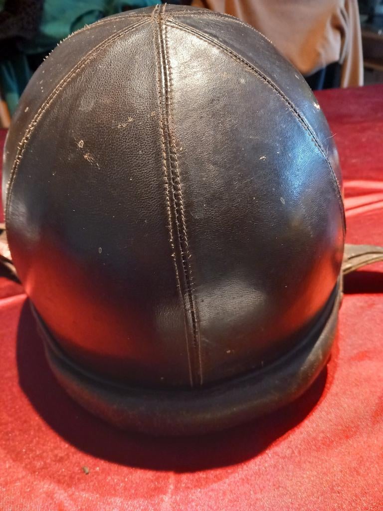 Vintage lederen motorhelm uit de jaren '50, Ophalen