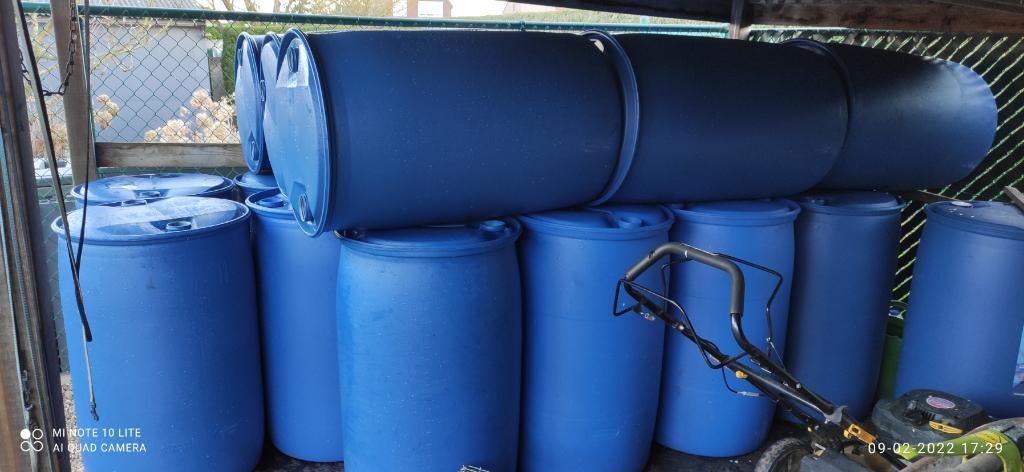 Barils en plastique bleu — 15 €/pièce ., 150 litres ou plus, Enlèvement, Comme neuf, Synthétique