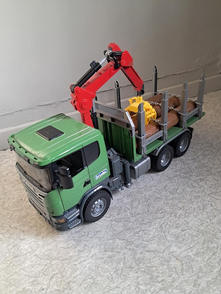 Camion forestier Bruder avec grue intégrée, Enlèvement, Comme neuf
