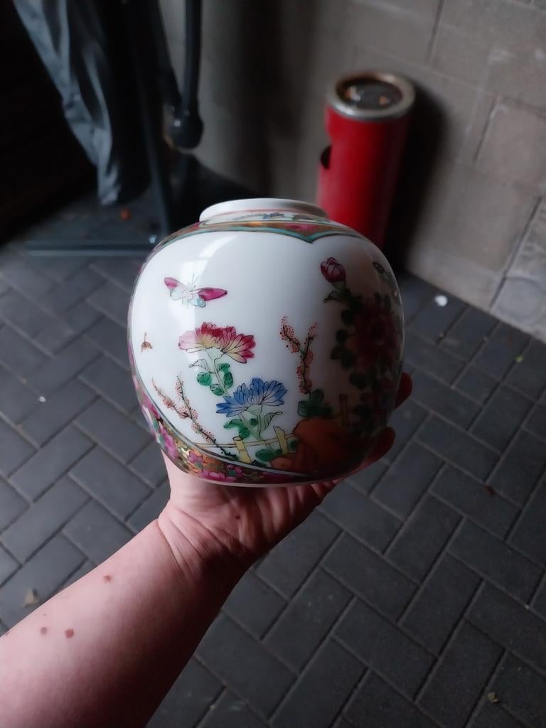Vase chinois avec tampon, Enlèvement
