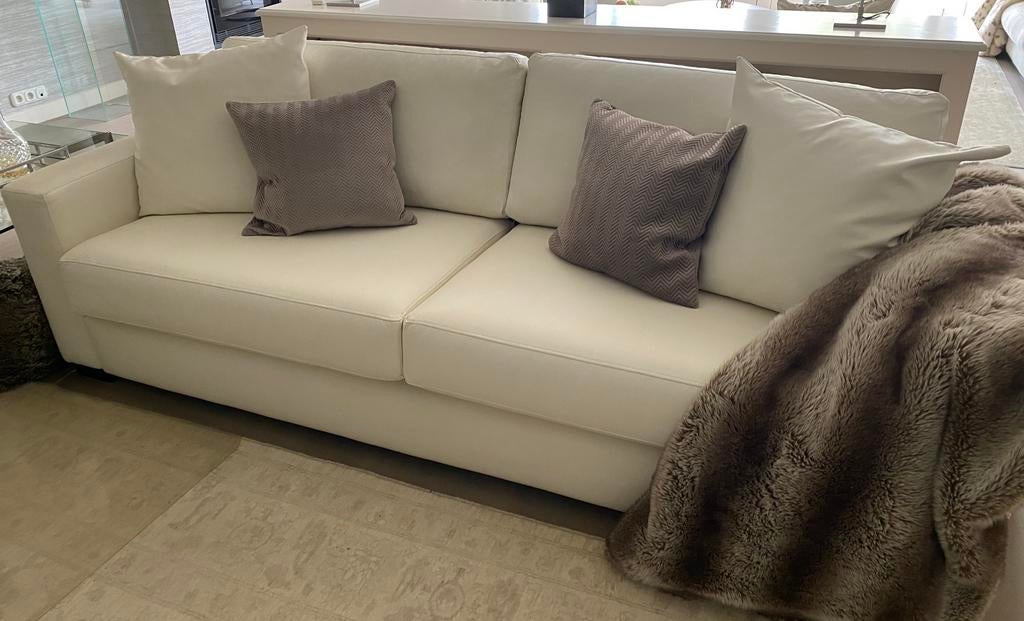 Wit leren rechte bank, br 2,33, h 0,85, zith 0,44, Ophalen, Zo goed als nieuw, Rechte bank