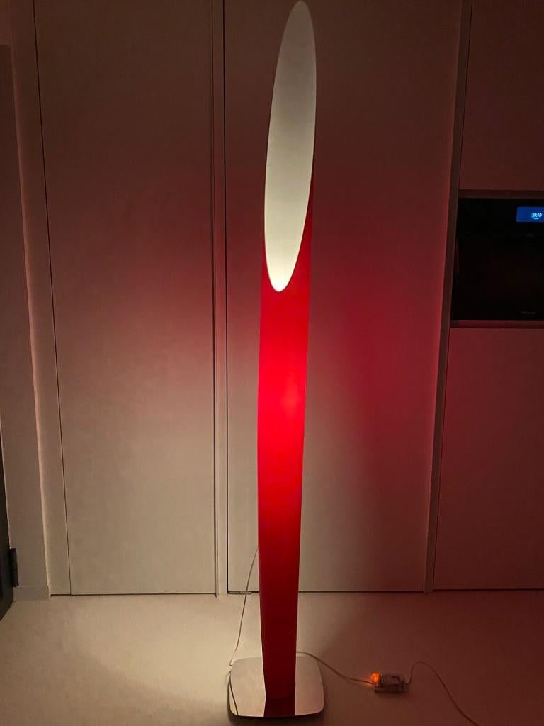 Lampadaire Kundalini (KDLN) Evita, rouge, Maison & Meubles, Lampes | Lampadaires, Comme neuf, Synthétique, Modern, 150 à 200 cm