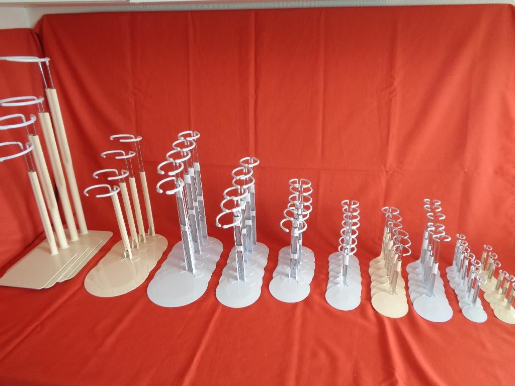 Voor elke pop een standaard. Voor poppen van 5 tot 100 cm., Collections, Poupées, Neuf, Accessoires, Enlèvement ou Envoi