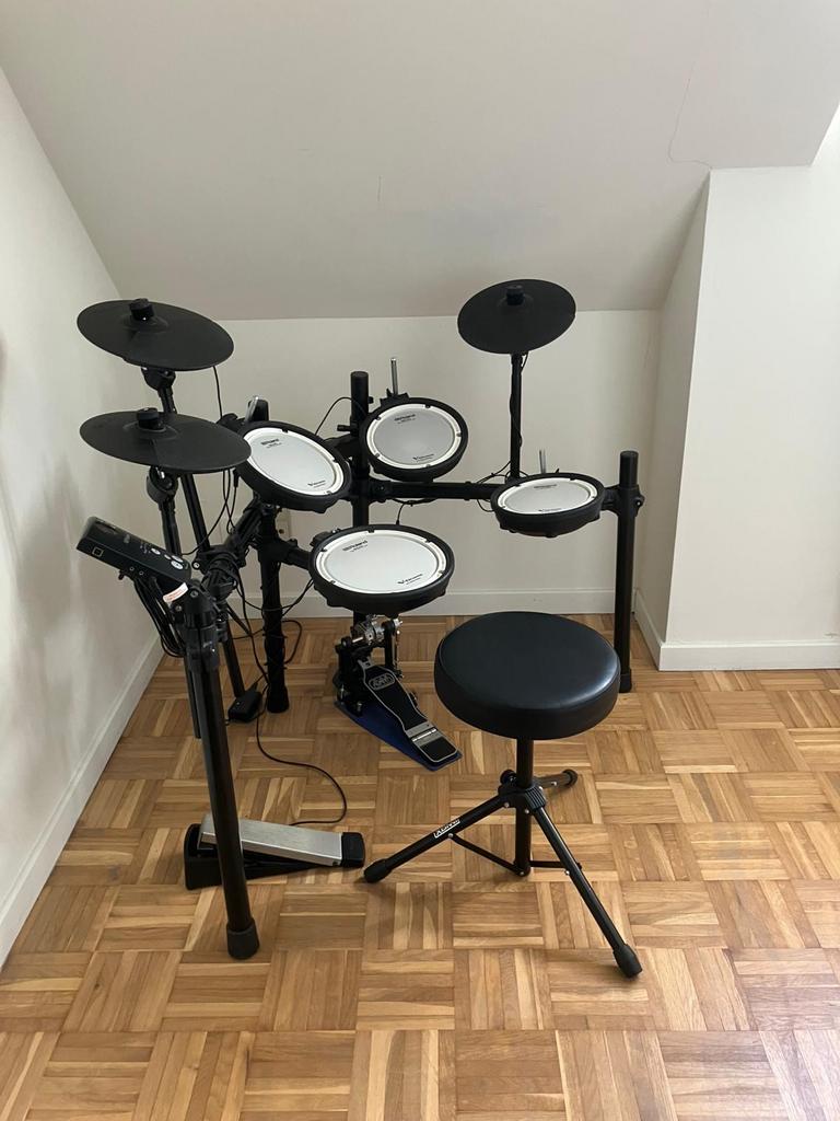 Roland TD-1 elektronisch drumstel + kruk – perfecte staat, Muziek en Instrumenten, Drumstellen en Slagwerk, Ophalen, Zo goed als nieuw