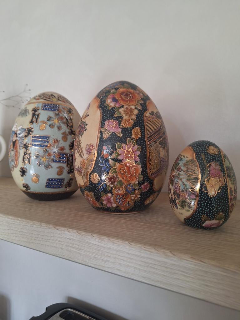 3 œufs en porselaine asiatique, Enlèvement