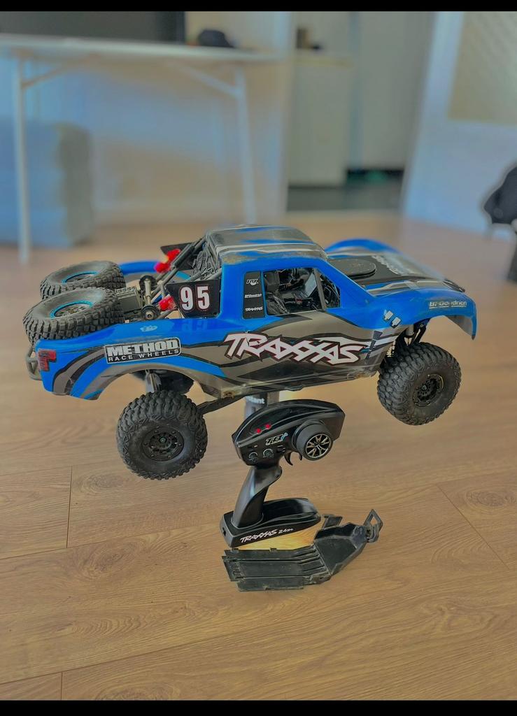 Traxxas unlimited desert race 1/7 6s, Fietsen en Brommers, Brommerhelmen, Ophalen