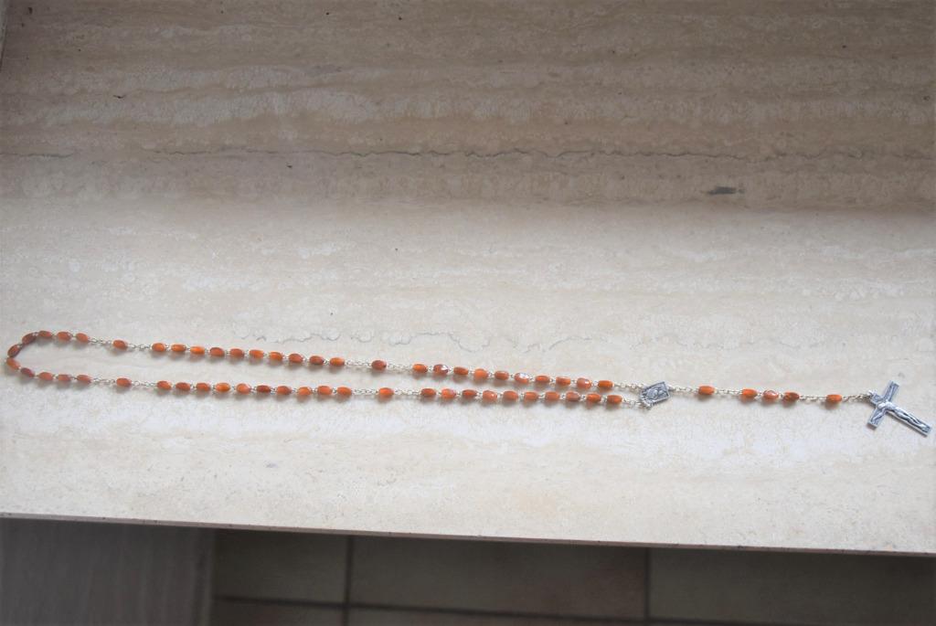 Rozenkrans karamelkleur, Ophalen of Verzenden, Zo goed als nieuw, Christendom | Katholiek