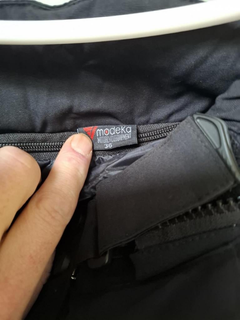 2 motorbroeken, Ophalen