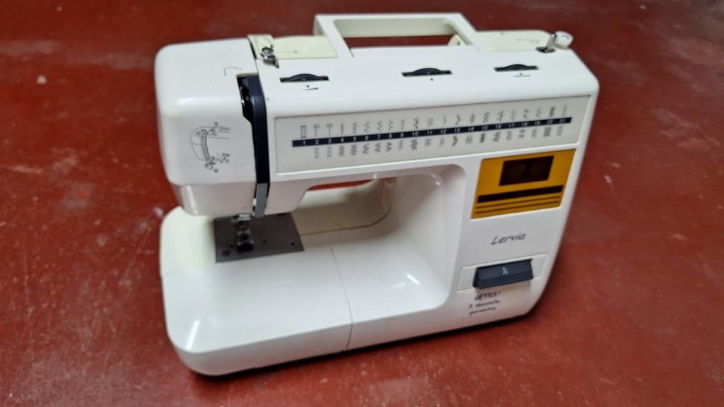 Elektrische naaimachine met voetpedaal., Ophalen, Naaimachine