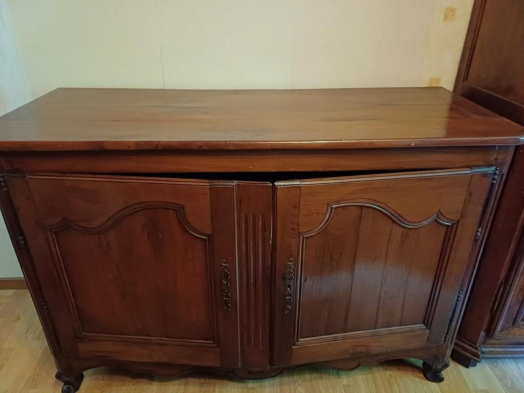 Buffet en merisier et noyer massif. Style Louis XV., Maison & Meubles, Armoires | Dressoirs, Enlèvement, Comme neuf