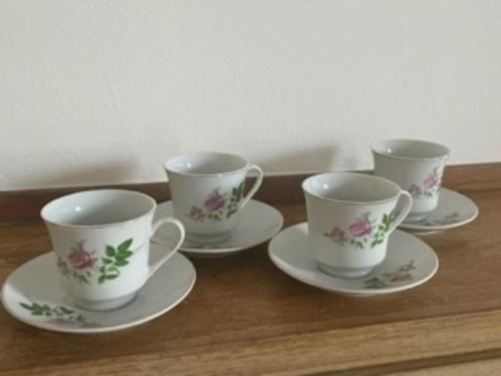 4 mokka- koffiekopjes met bloemmotief  Nieuw, Ophalen, Nieuw