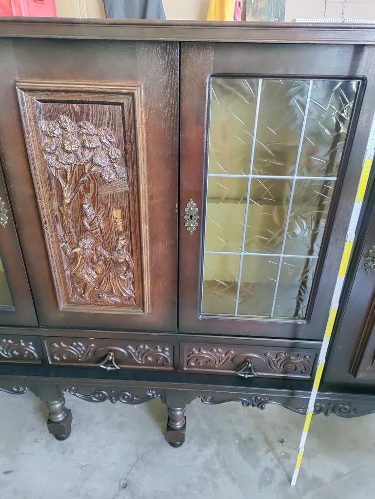 Donkere massieve antieke kasten, Ophalen