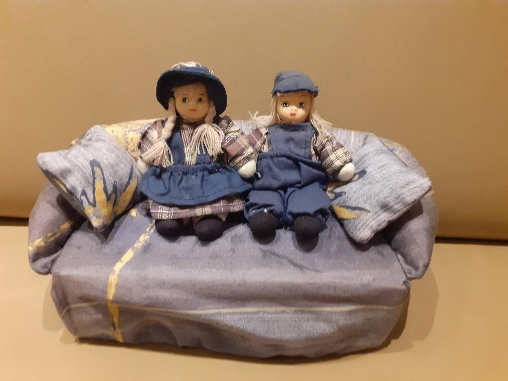 2 mooie kleine stenen popjes op sofa, Ophalen, Pop