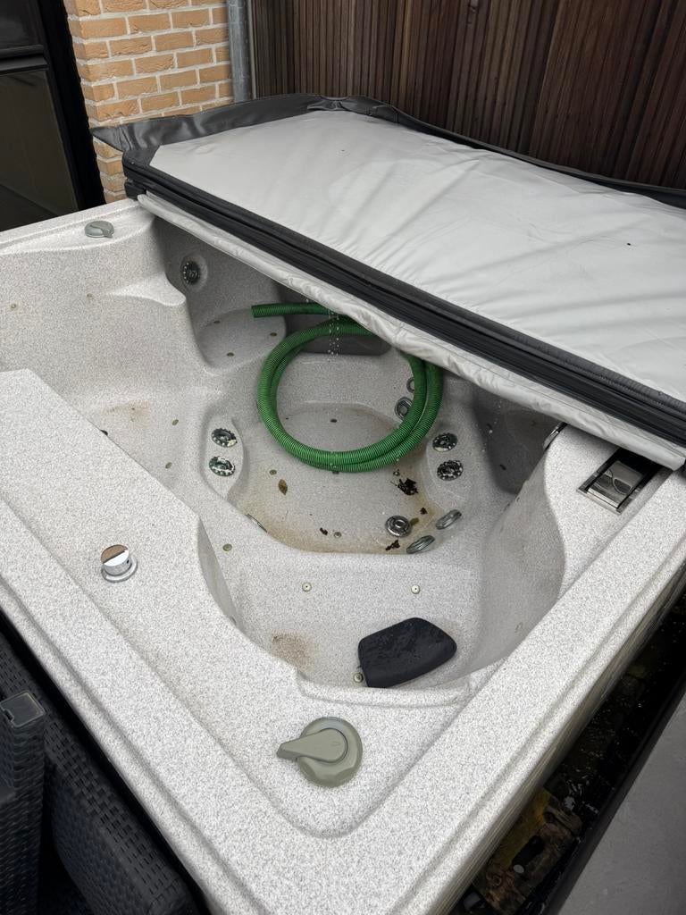 Jacuzzi (gebruikt/defect) - model B.M08 - 6 personen, Tuin en Terras, Bubbelbaden en Hottubs, Ophalen of Verzenden, Gebruikt, Trap